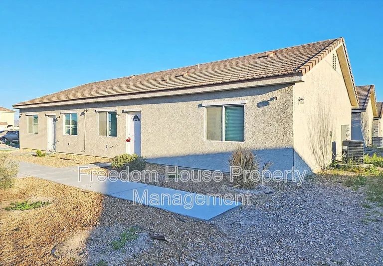1121 Sixshooter Ave #2 — Photo 1