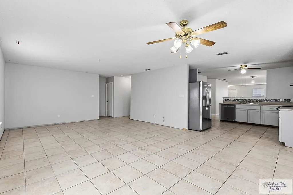 3 bed, 2.0 bath, 1848 sqft, $1,950 — Photo 3