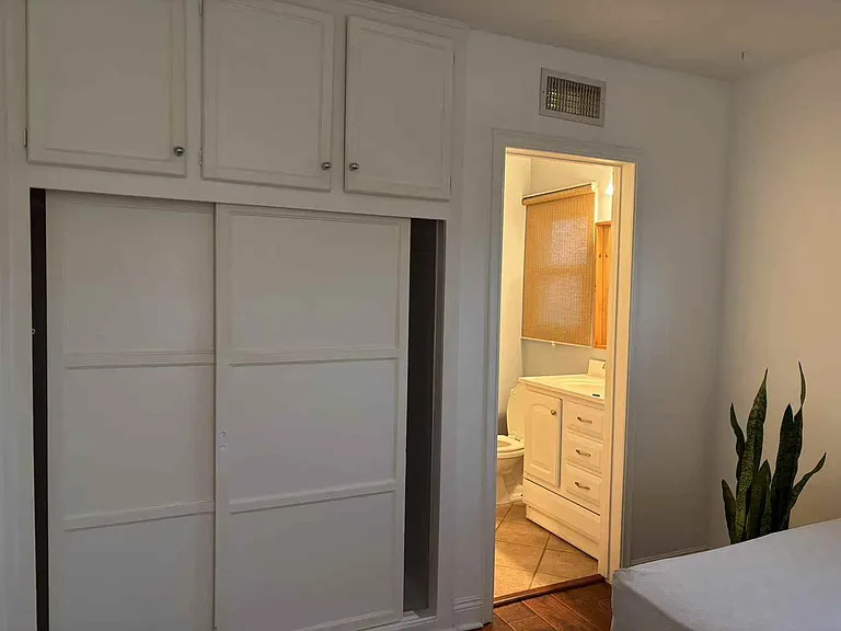 10348 Woodley Ave — Photo 5
