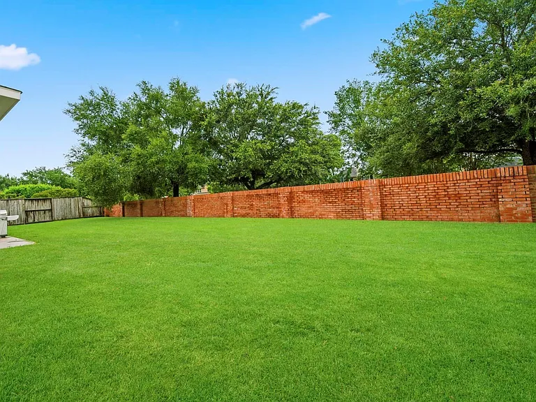 33 Combwell Gdn — Photo 47