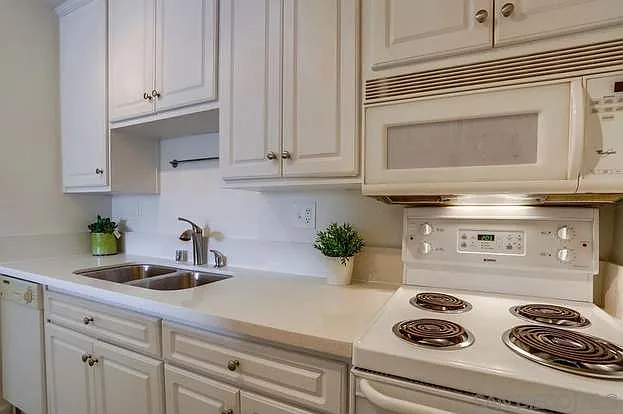 1645 Emerald St #1L — Photo 8