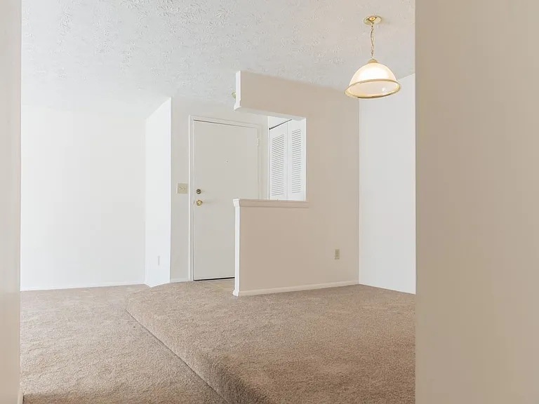 Windsor Gardens Apartments — Photo 56
