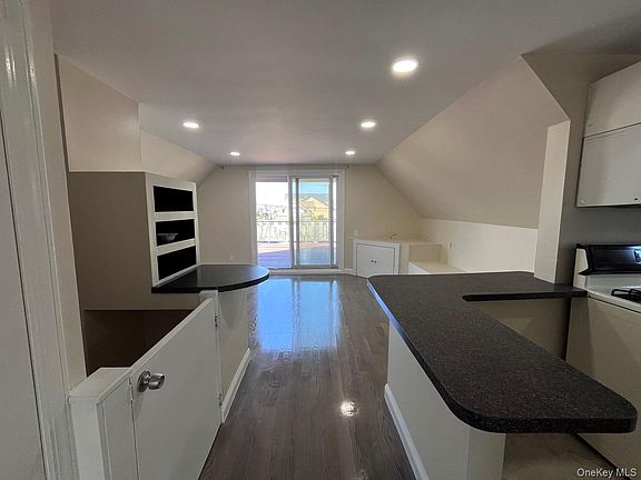 4th image of 252 Lindell Blvd