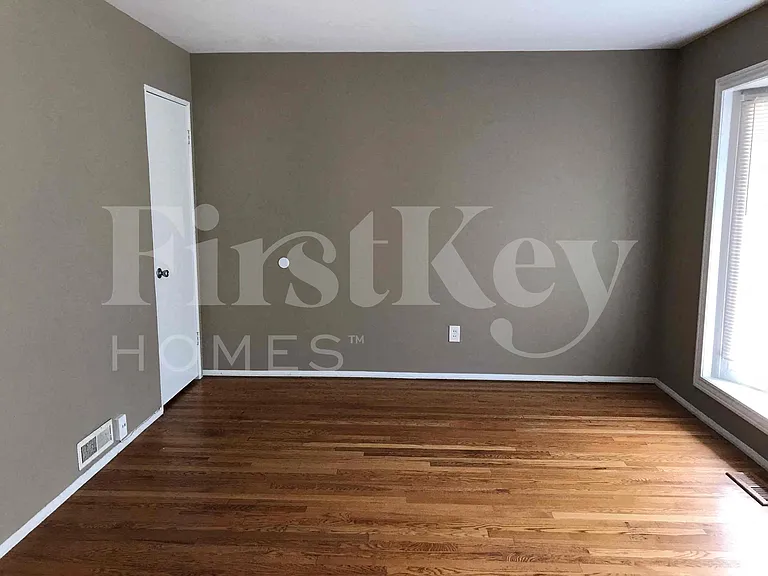 910 Claver Ln — Photo 3