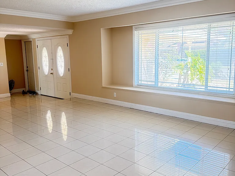 5043 Evergreen Ave — Photo 2