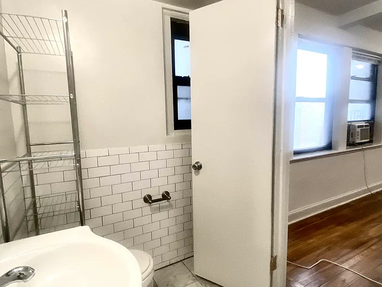 328 E 43rd St #403 — Photo 10