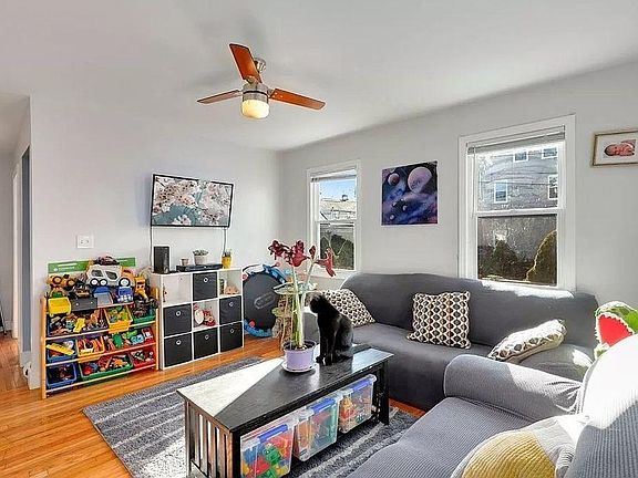 3rd image of 78 Wallis St #1