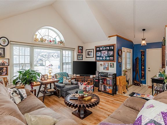 3rd image of 653 Thornburg Pl