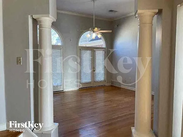 9019 Pembroke Ellis Dr — Photo 2
