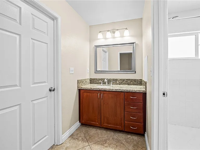 542 N Waverly St — Photo 44