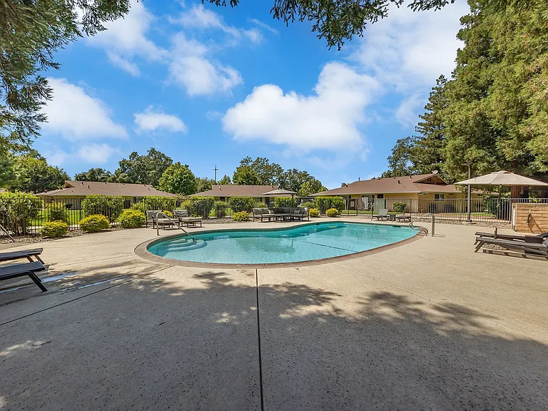 Lassen Villa Apartments — Photo 10