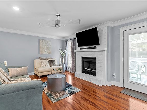 4th image of 813 Bristol Dr