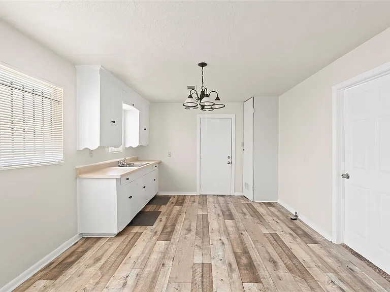 4906 Farmer St — Photo 3