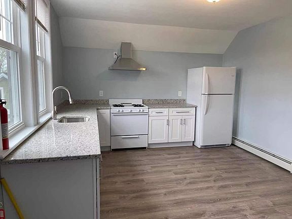 3rd image of 107 Arnold St Floor 3