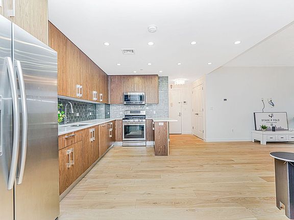 4th image of 3043 Ocean Ave #7AA