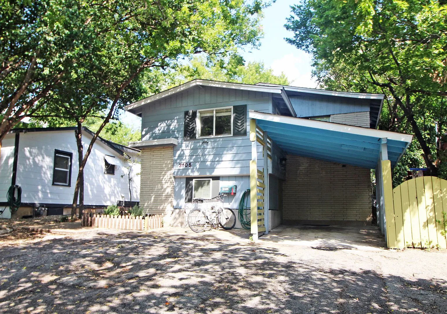 5Bed/2.5bath with two kitchens, fenced yard and covered carport. — Photo 2