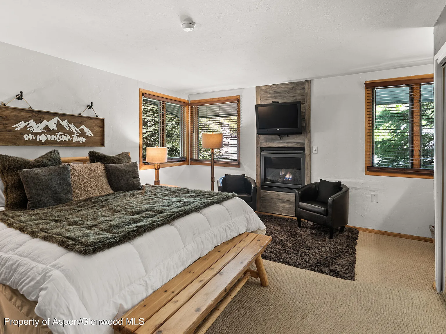 2 bed, 932 sqft, $8,950 — Photo 3