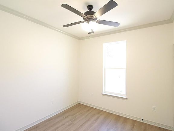 2nd image of 1627 Alamo Dr