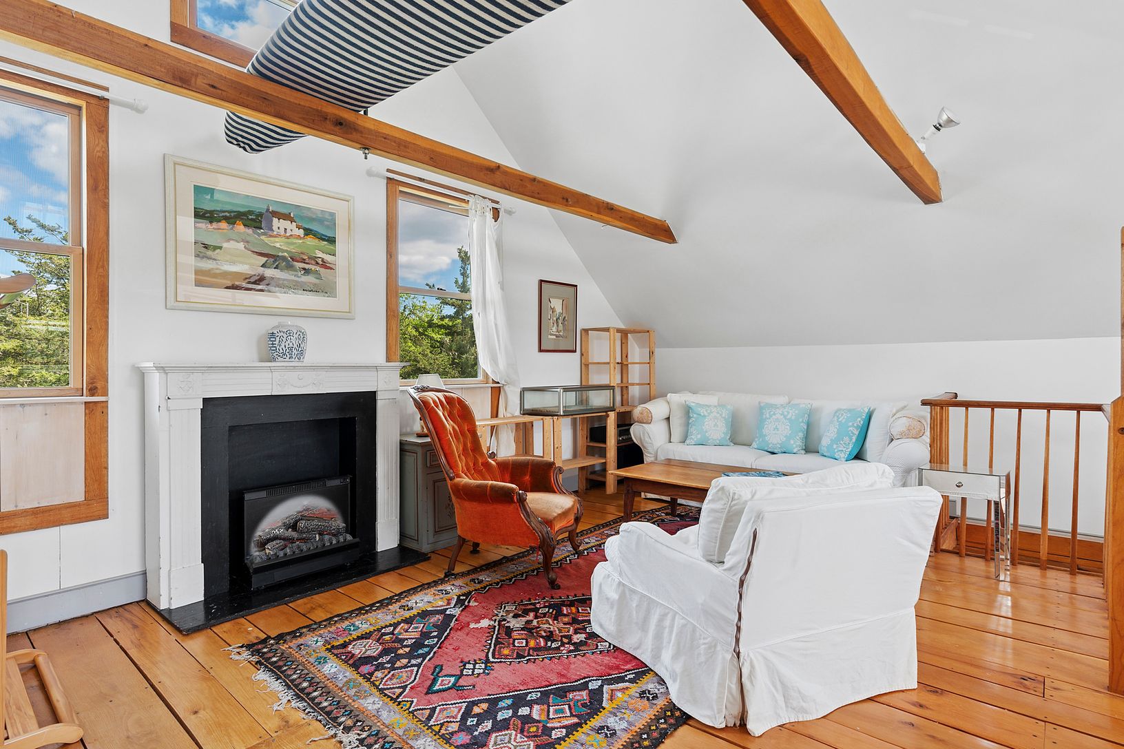  loft above garage ( electric fireplace)