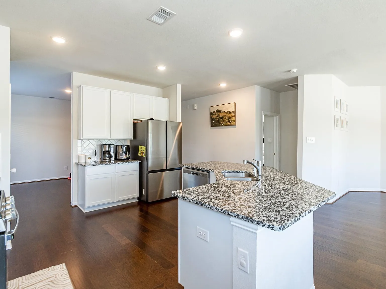 3 bed, 2.5 bath, 2186 sqft, $2,600 — Photo 3
