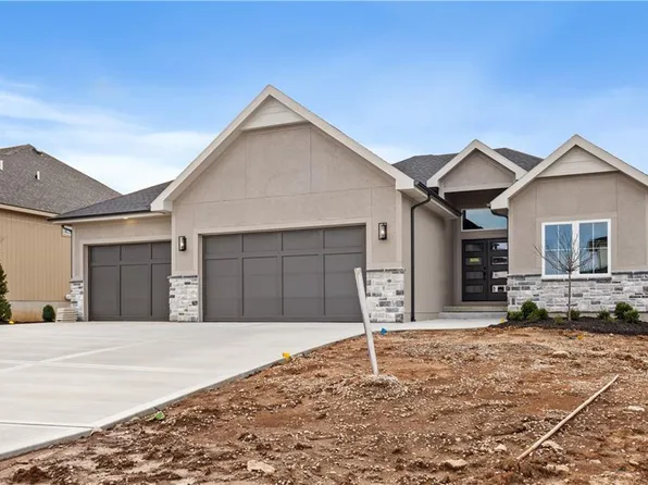 18460 Pawnee Ln, Overland Park, KS 66085