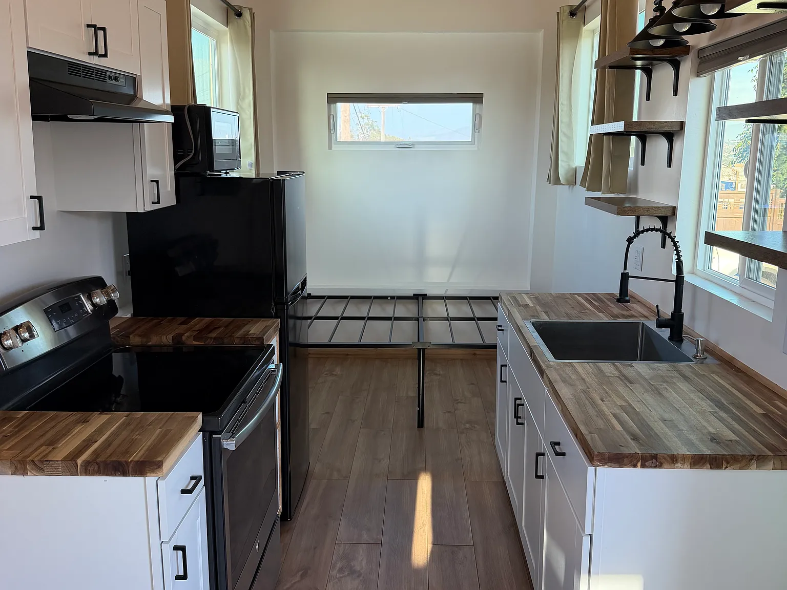Studio, 250 sqft, $2,100 — Photo 4