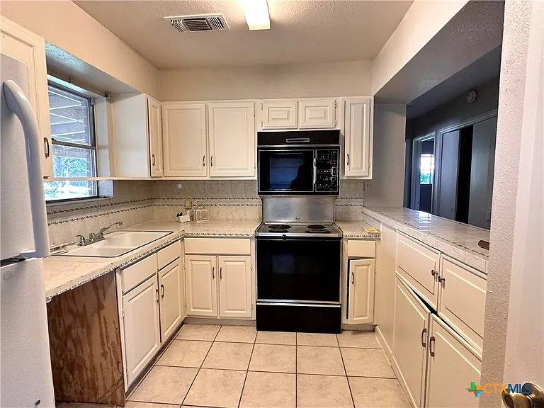 1009 Hazelton St — Photo 9