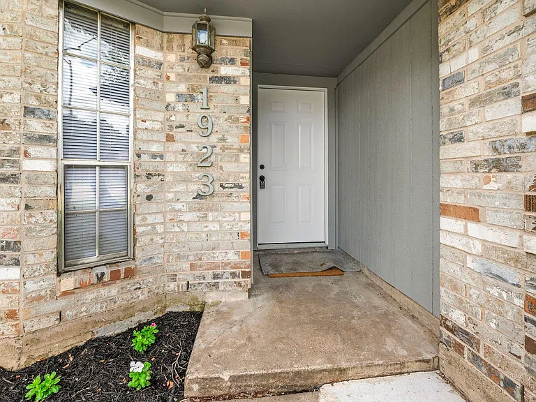1923 Winding Creek Dr — Photo 5