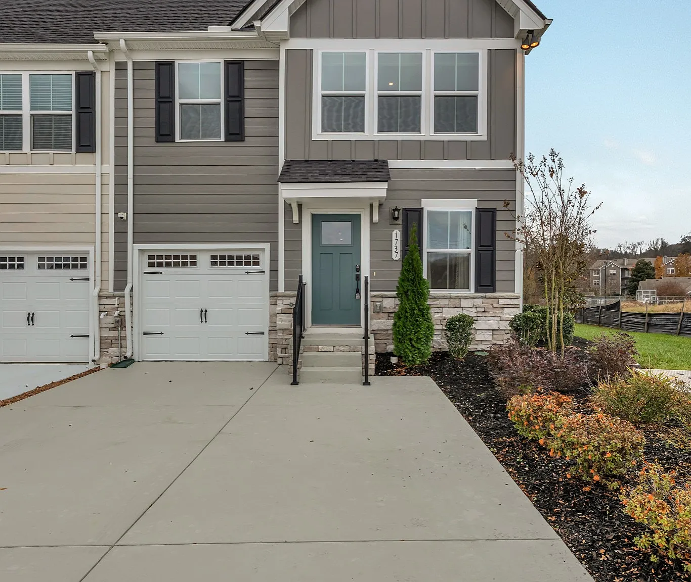 3 bed, 2.5 bath, 1674 sqft, $2,100 — Photo 1