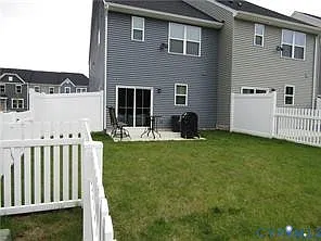 3 bed, 3.0 bath, $2,400 — Photo 2