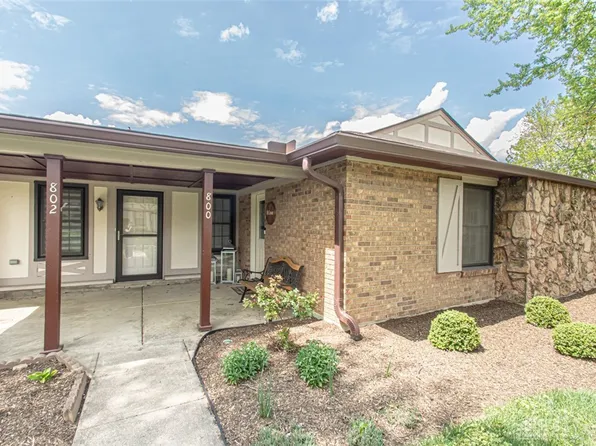 800 Pine Needles Dr, Dayton, OH 45458