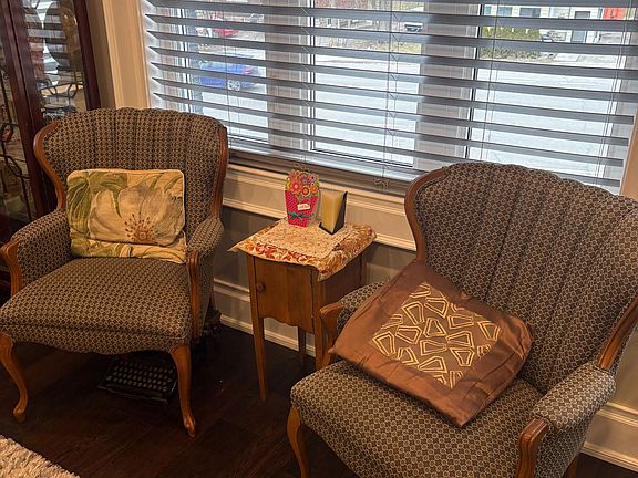 3rd image of 533 Danforth Rd