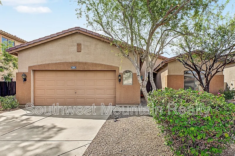 3 bed, 2.5 bath, 2074 sqft, $2,450 — Photo 2