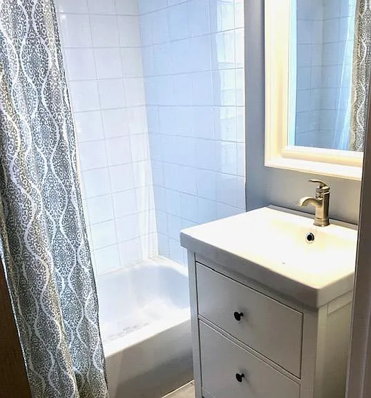Main bath (full) in hallway