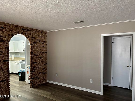 4th image of 2512 Parkdale Cir