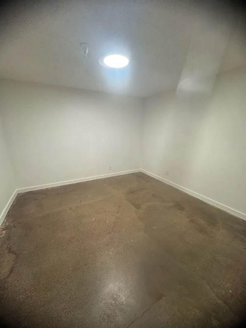 345 E Oregon Ave — Photo 4