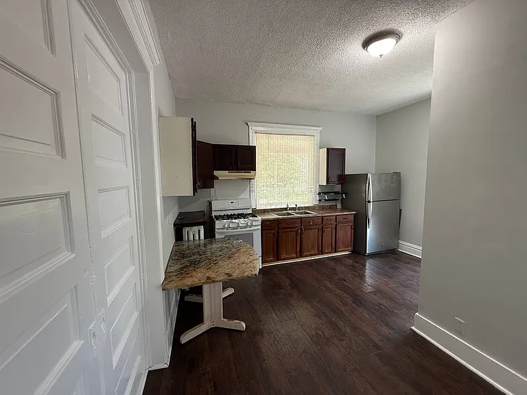 1515 E 19th St #6 — Photo 4