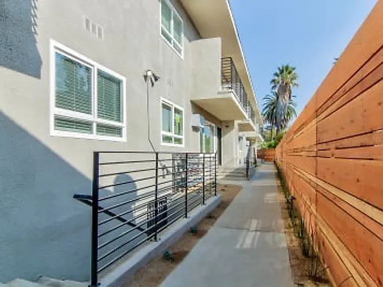 570 N Los Robles Ave — Photo 36