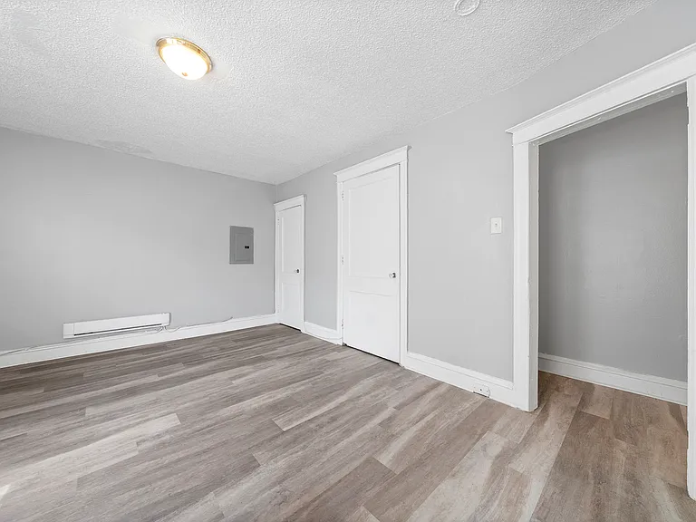 Avondale Apartments — Photo 9