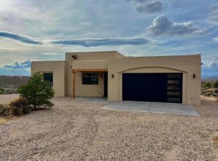 22 La Guardia Rd, Ranchos De Taos, NM 87557