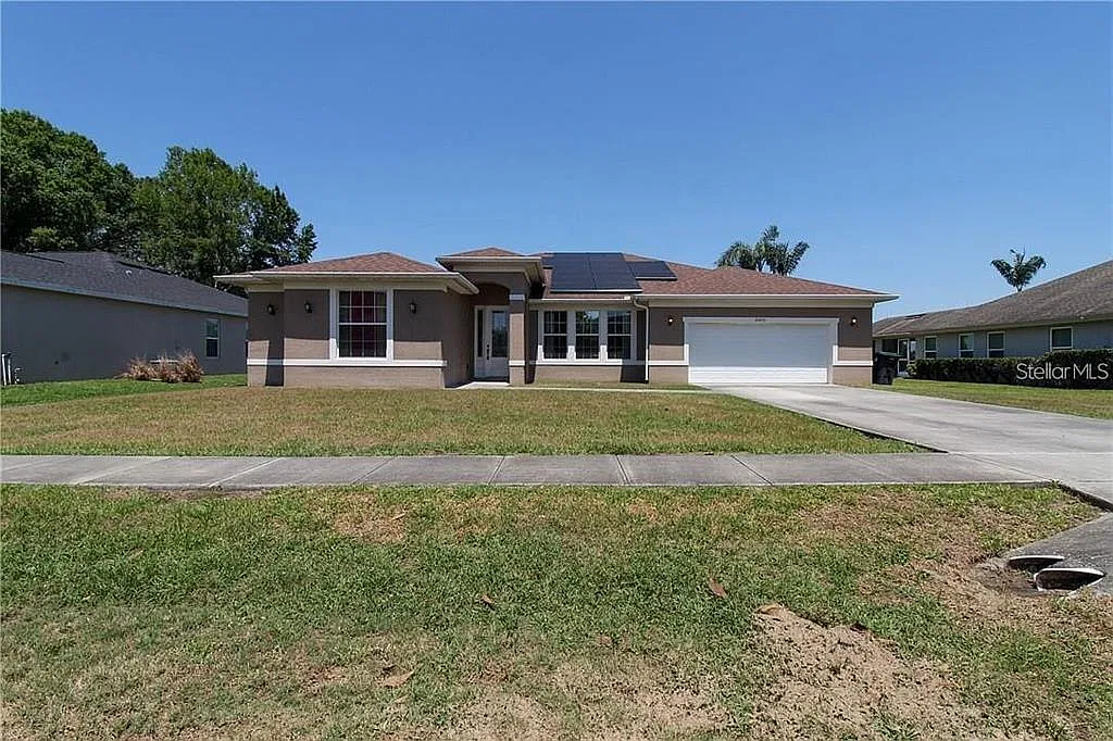 4 bed, 2.0 bath, 2639 sqft, $2,900 — Photo 1