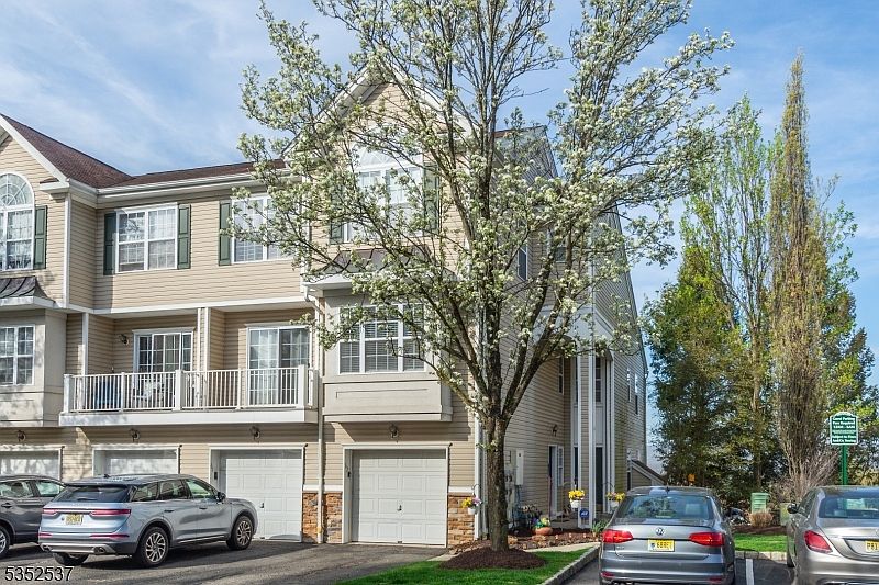 1st image of 62 Lakeview Ct #1