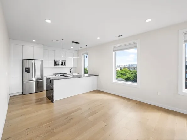 2 Maverick Sq #Penthouse 605, Boston, MA 02128