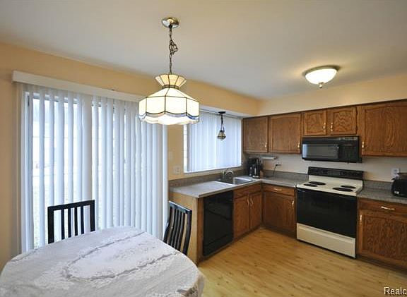 3rd image of 34661 Princeton Dr