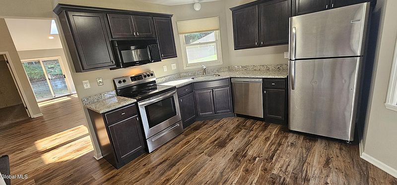 5th image of 599 Highwood Circle