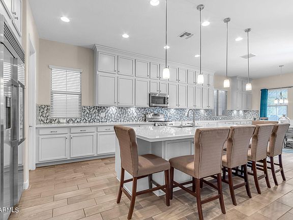 4th image of 833 E HORSESHOE Place