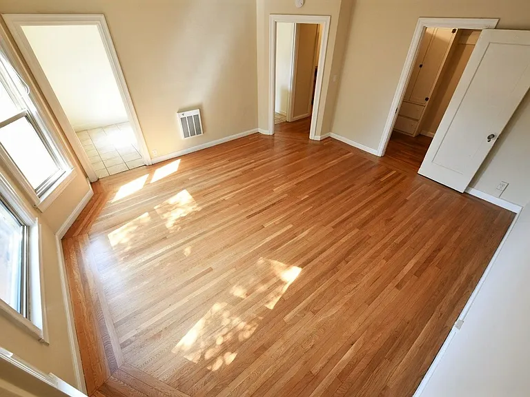 291 Lester Ave — Photo 2