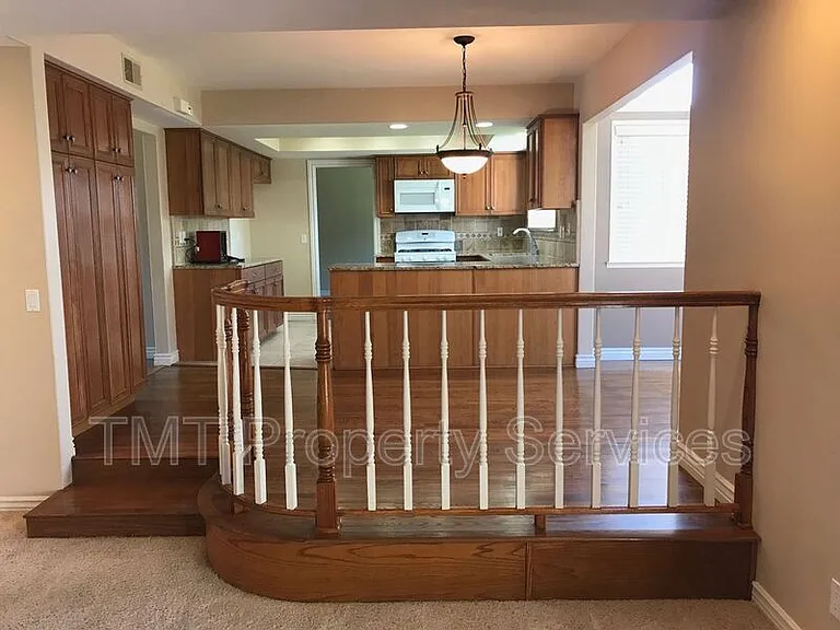 485 Meadowbrook Dr — Photo 4