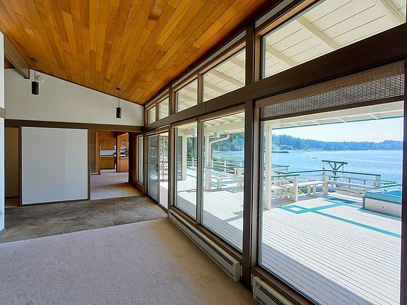Wall of windows make a dramatic entrance