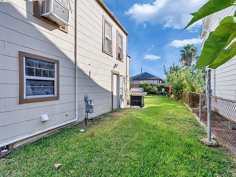 5019 Avenue M 1/2 — Photo 33